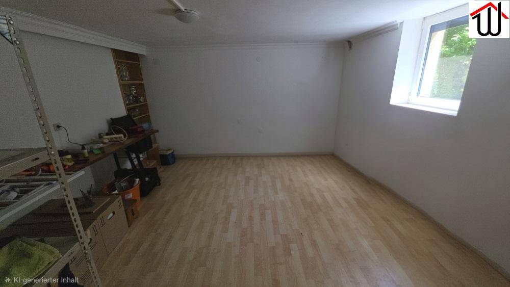 Ausgebauter Kellerraum mit Laminatboden, Regal und Fenster, vielseitig nutzbar.