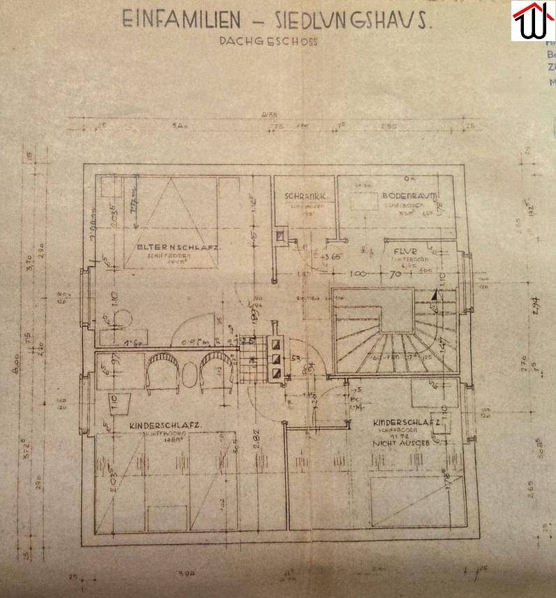 Grundriss des Dachgeschosses mit Schlafzimmern, Schrank und Flur, detaillierte Raumaufteilung.