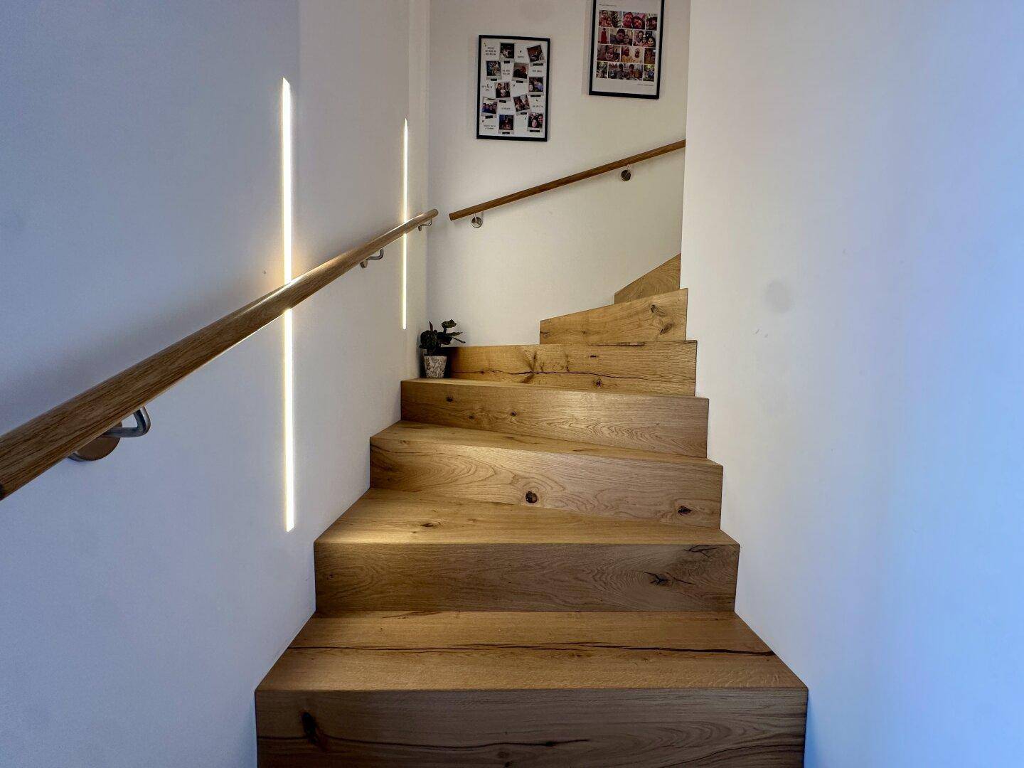 Elegante Holztreppe mit modernem Design und natürlicher Beleuchtung.
