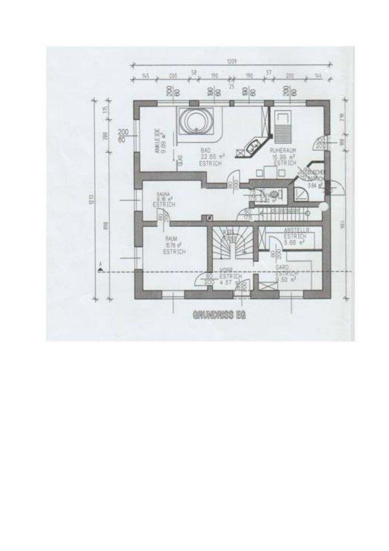 Grundriss des Untergeschosses mit Bad, Abstellraum und Treppenaufgang.