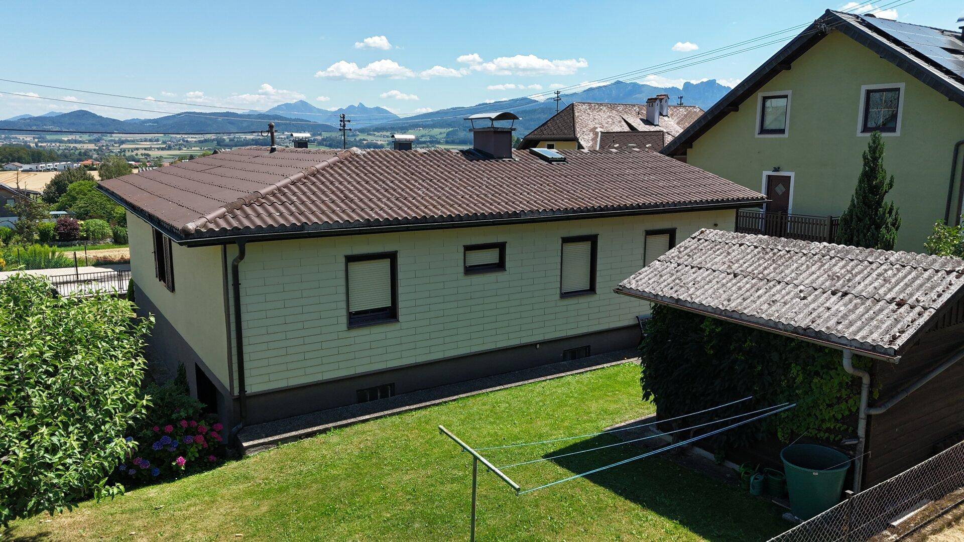 Rückansicht des Hauses mit weitem Blick auf die umliegende Landschaft und Berge.