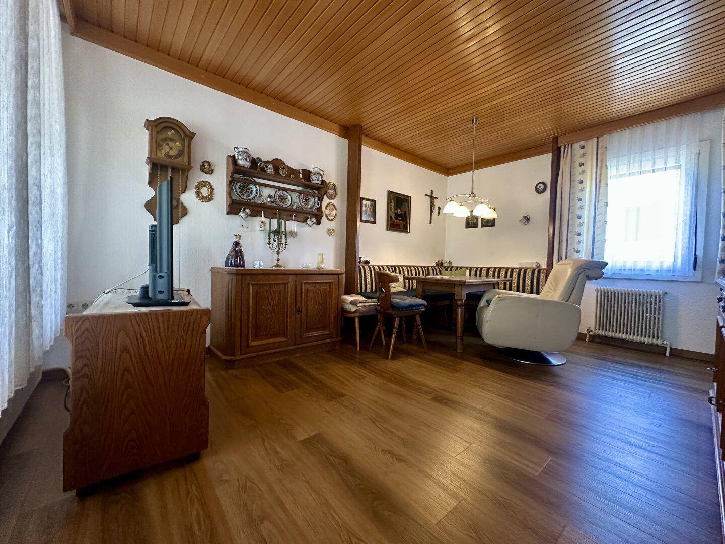 Gemütlicher Essbereich mit Holztäfelung, Eckbank und Laminatboden.