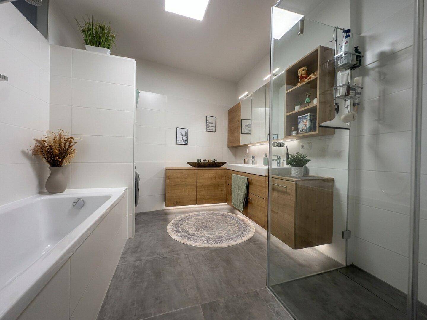 Modernes Badezimmer mit Badewanne, begehbarer Dusche und Doppelwaschbecken.