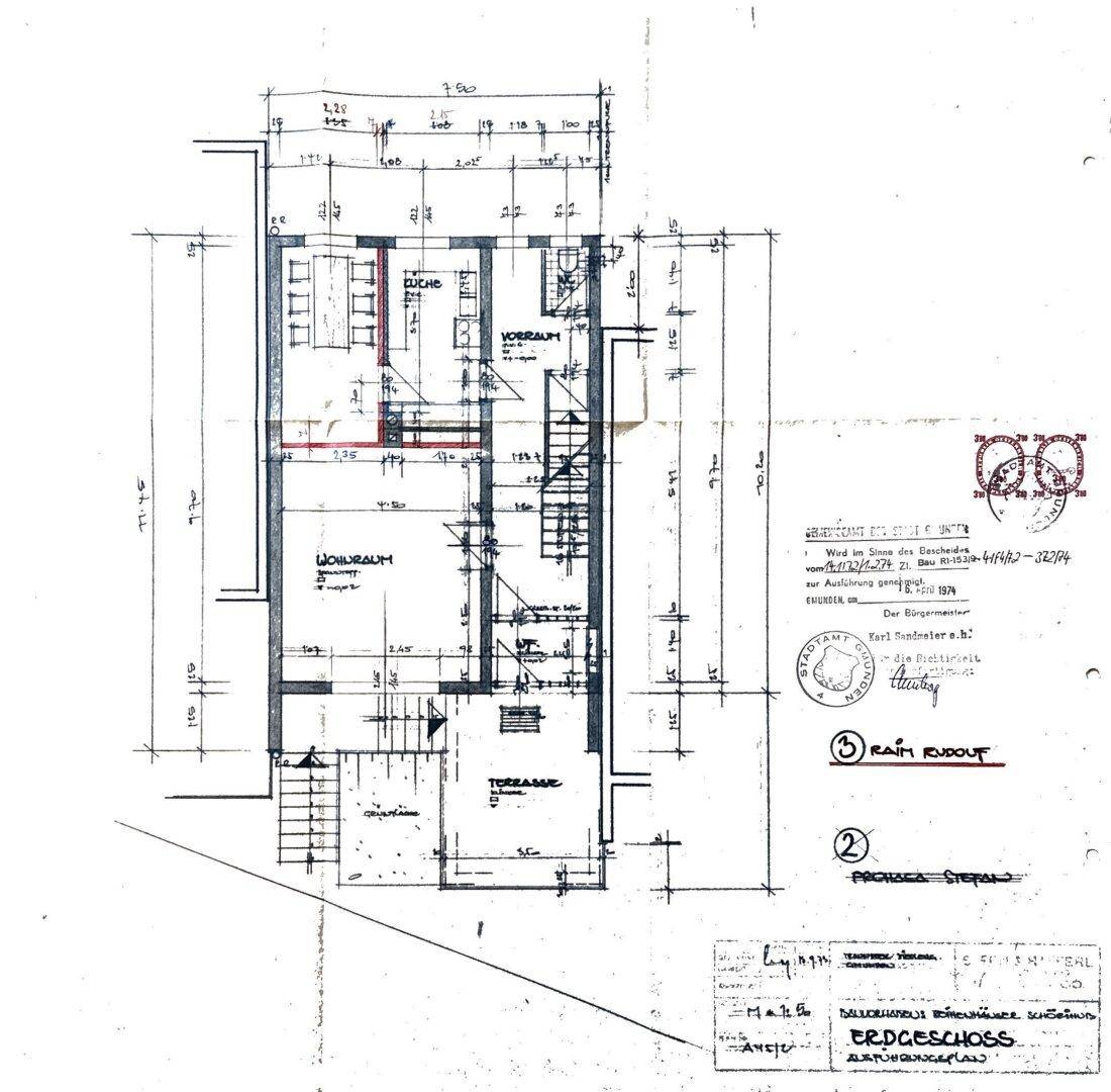 Grundriss des Erdgeschosses mit Wohnraum, Küche, Vorraum und Zugang zur Terrasse.
