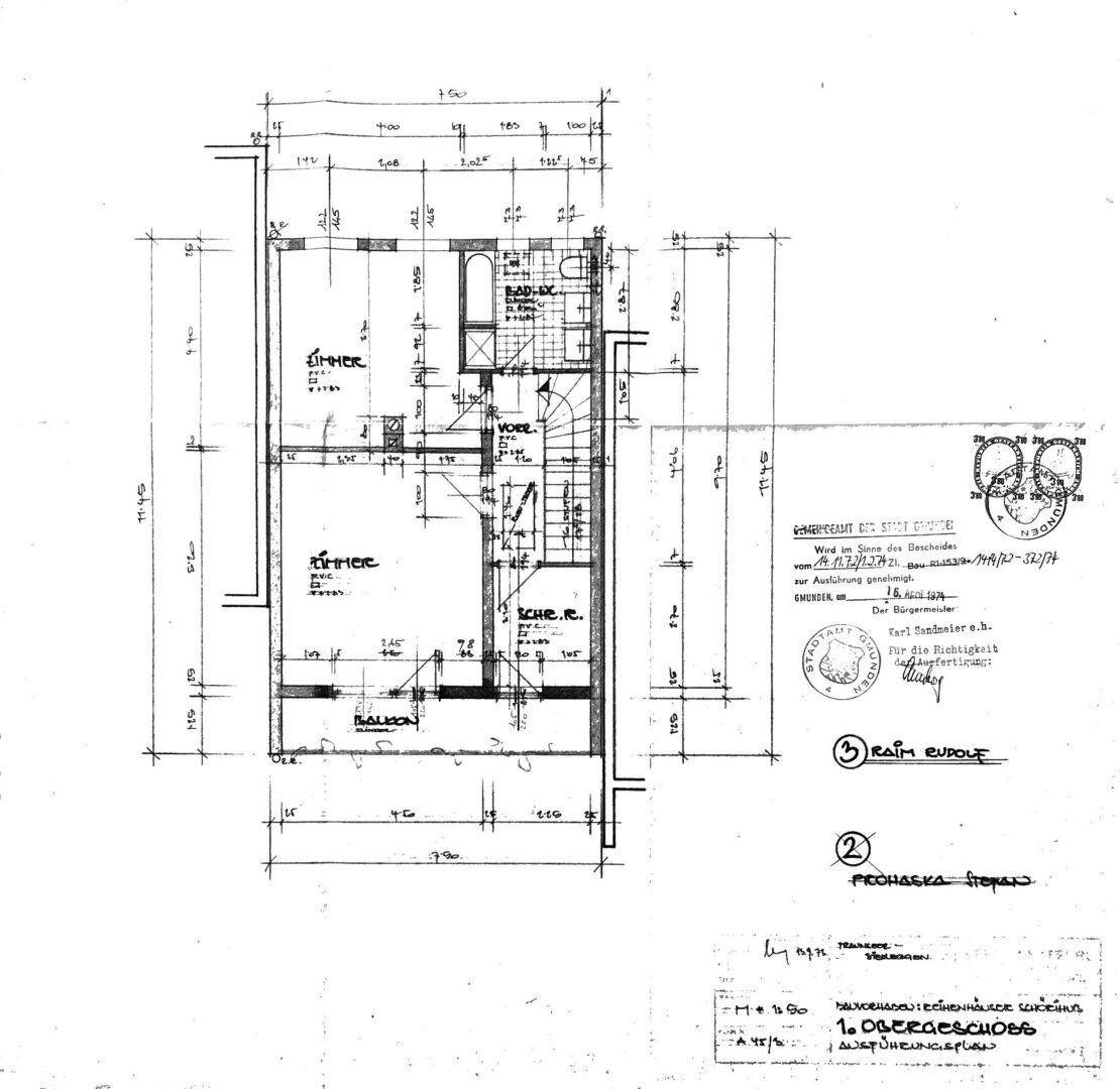 Grundriss des Obergeschosses mit zwei Zimmern, Bad und Balkon.