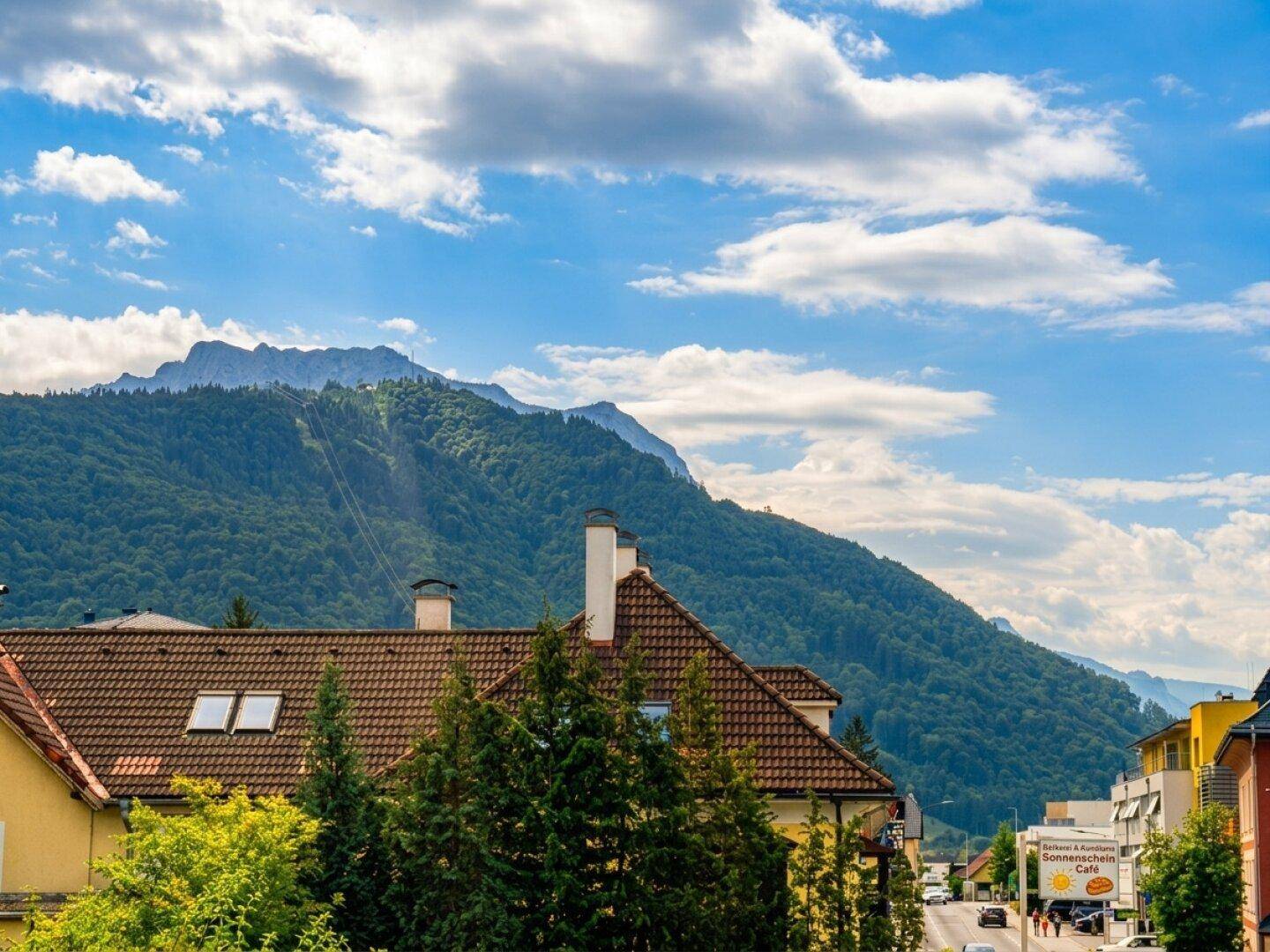 Malerischer Blick auf die umliegende Berglandschaft und das Tal mit weiteren Häusern.