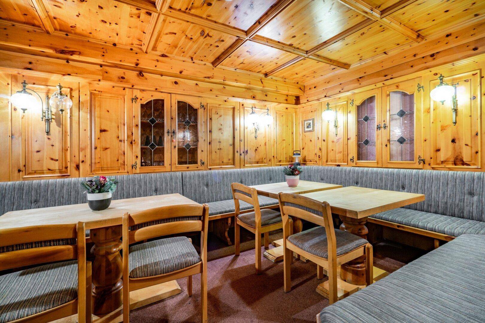 Gemütlicher Essbereich im traditionellen Stil mit viel Holzvertäfelung und gepolsterten Bänken.