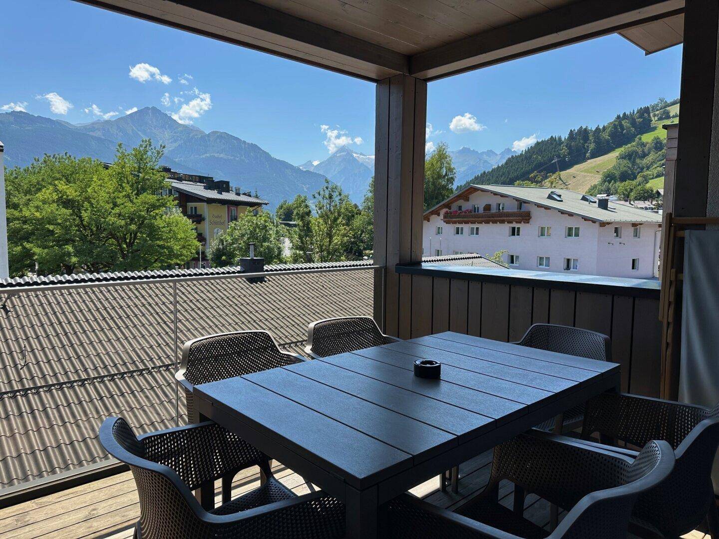 Geräumiger Balkon mit Sitzgelegenheiten und atemberaubendem Bergblick in die Alpen.