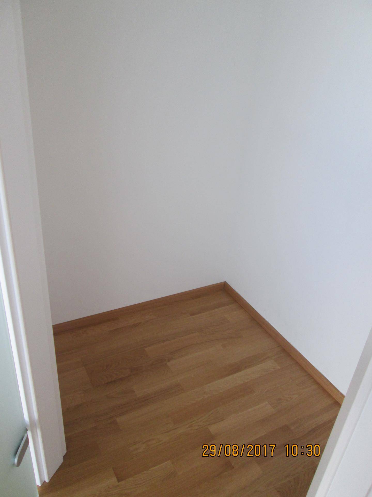 Kleiner Abstellraum mit Holzparkett, ideal für zusätzlichen Stauraum.