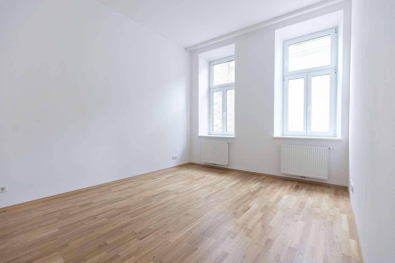 Geräumiges, helles Zimmer mit zwei Fenstern und schönem Parkettboden, vielseitig nutzbar.