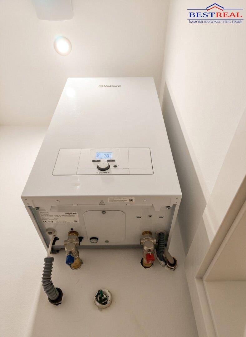 Nahaufnahme eines modernen Vaillant Gasbrenners für Heizung und Warmwasser, neu installiert.
