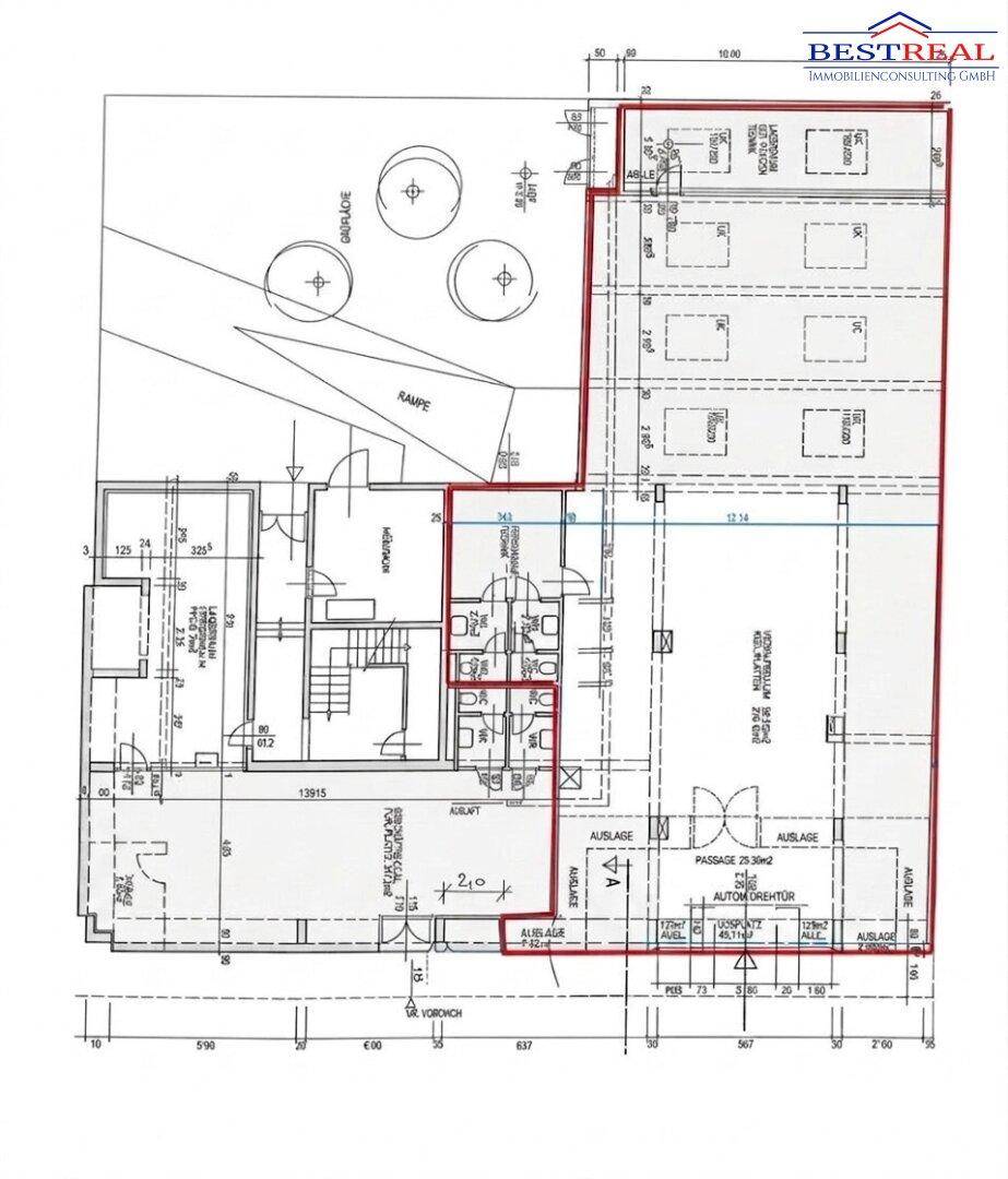 Detaillierter Grundrissplan eines Gewerbeobjekts mit Lagerflächen und Rampenzugang.