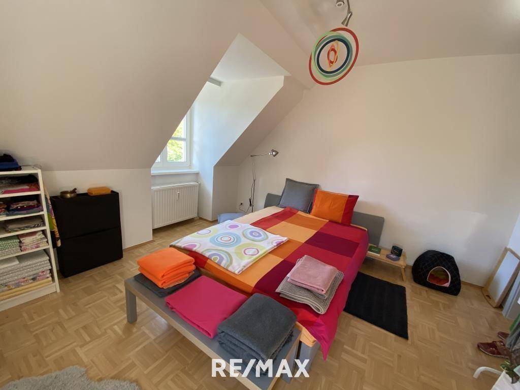 geräumiges Schlafzimmer