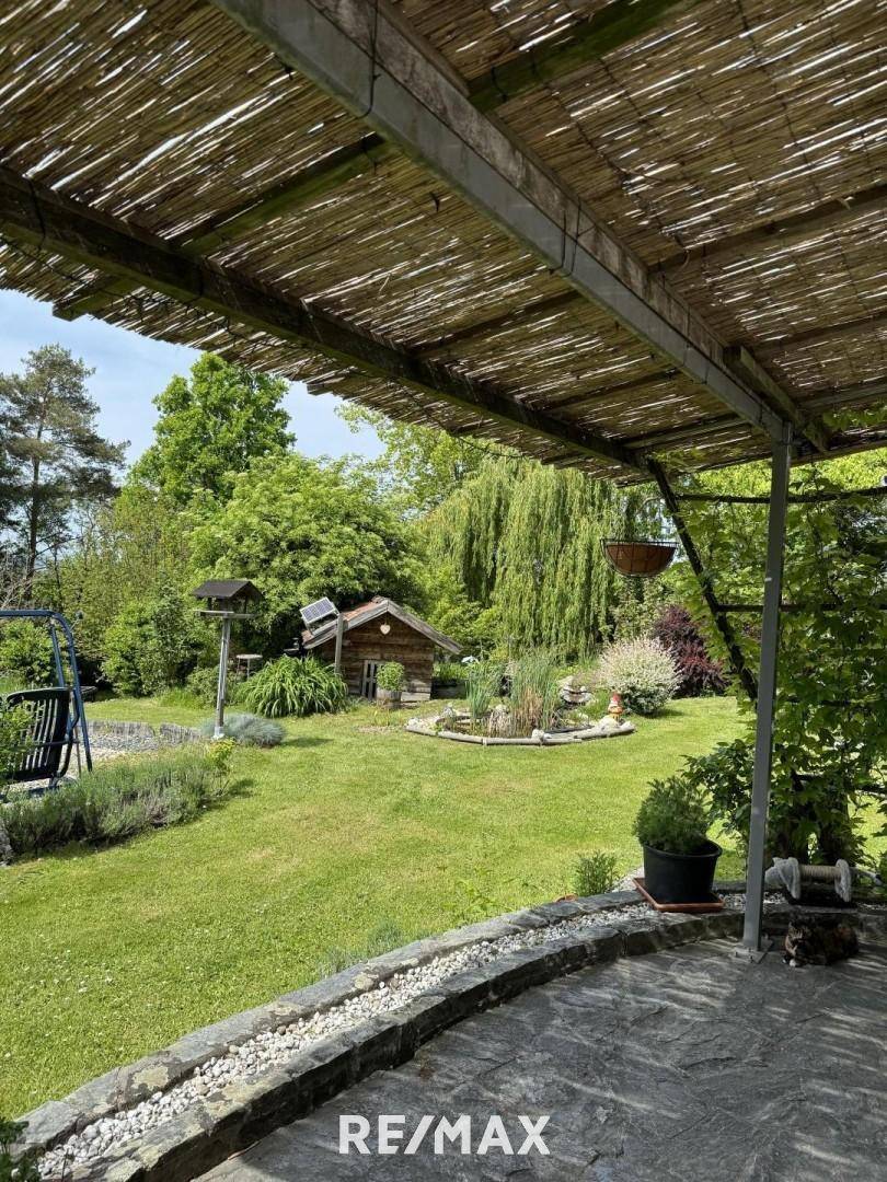 Blick von der Terrasse in den Garten