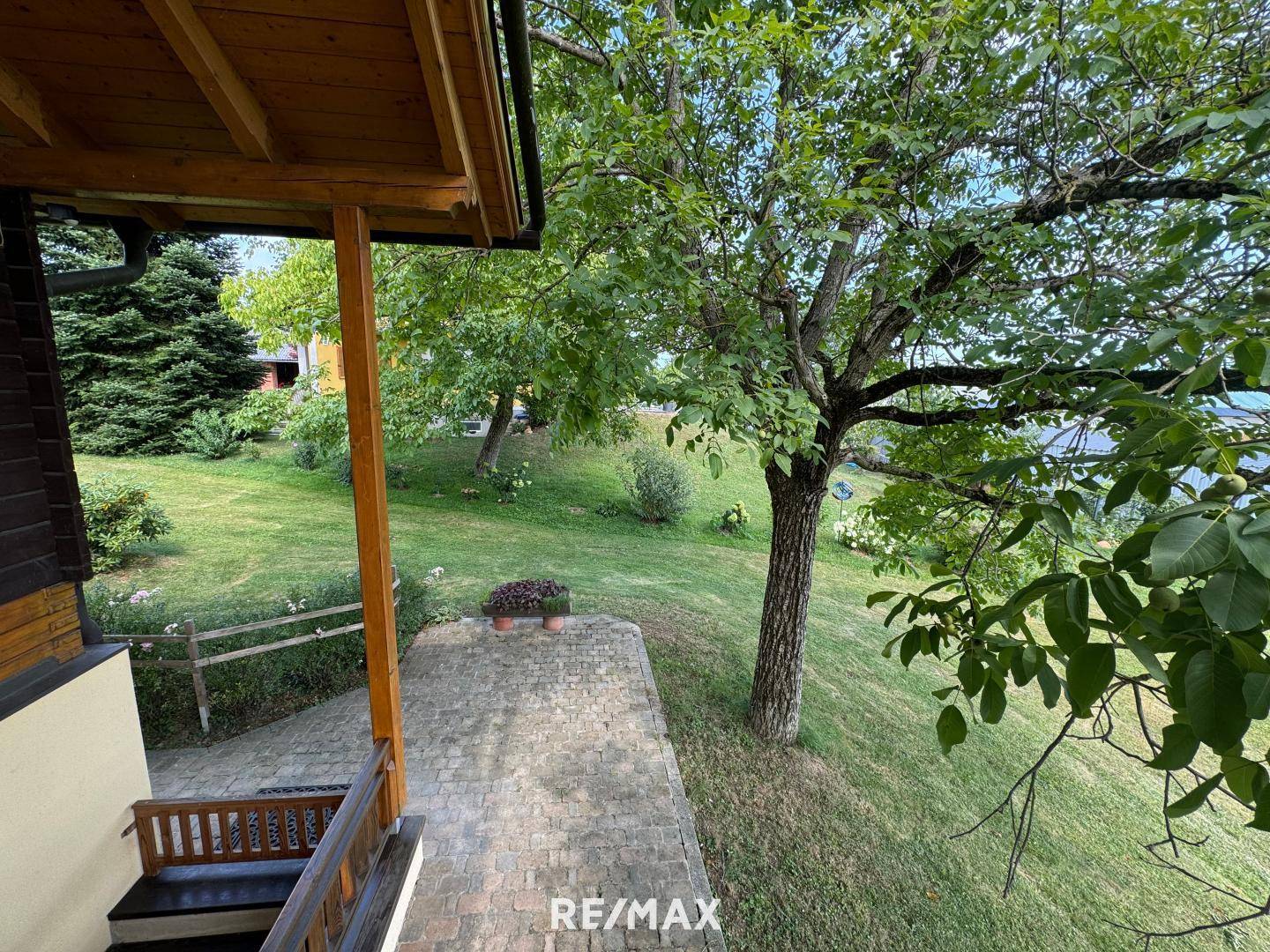 Blick von der Terrasse in den Garten