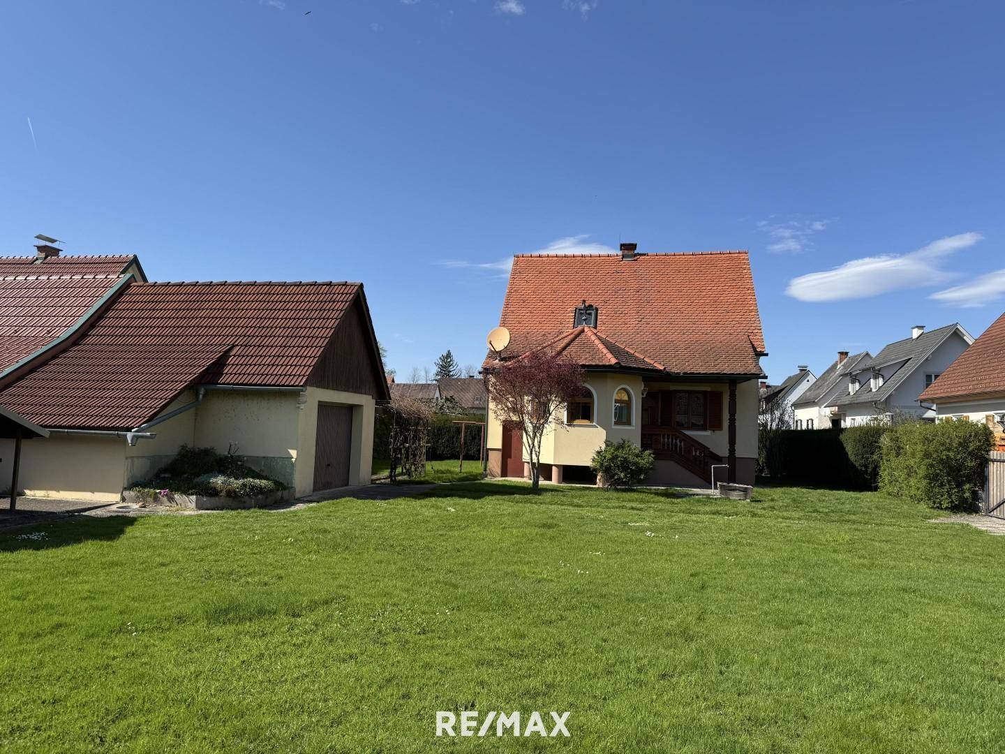 Ansicht mit Garage