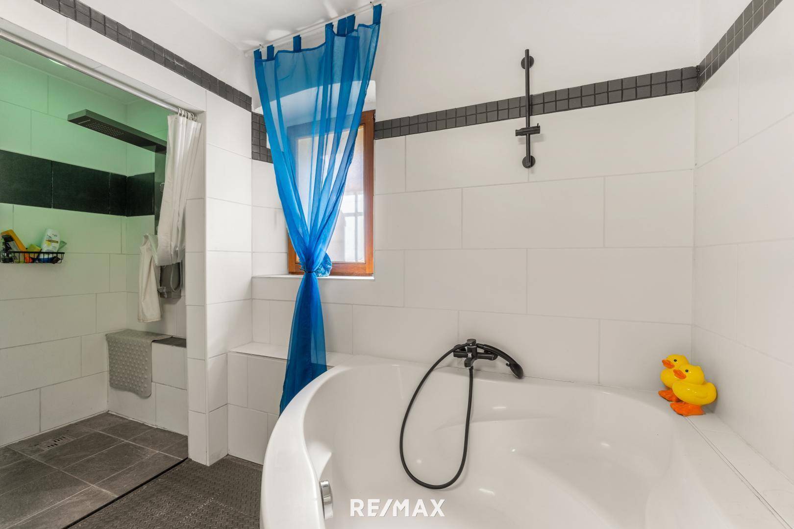 Badezimmer EG (2)