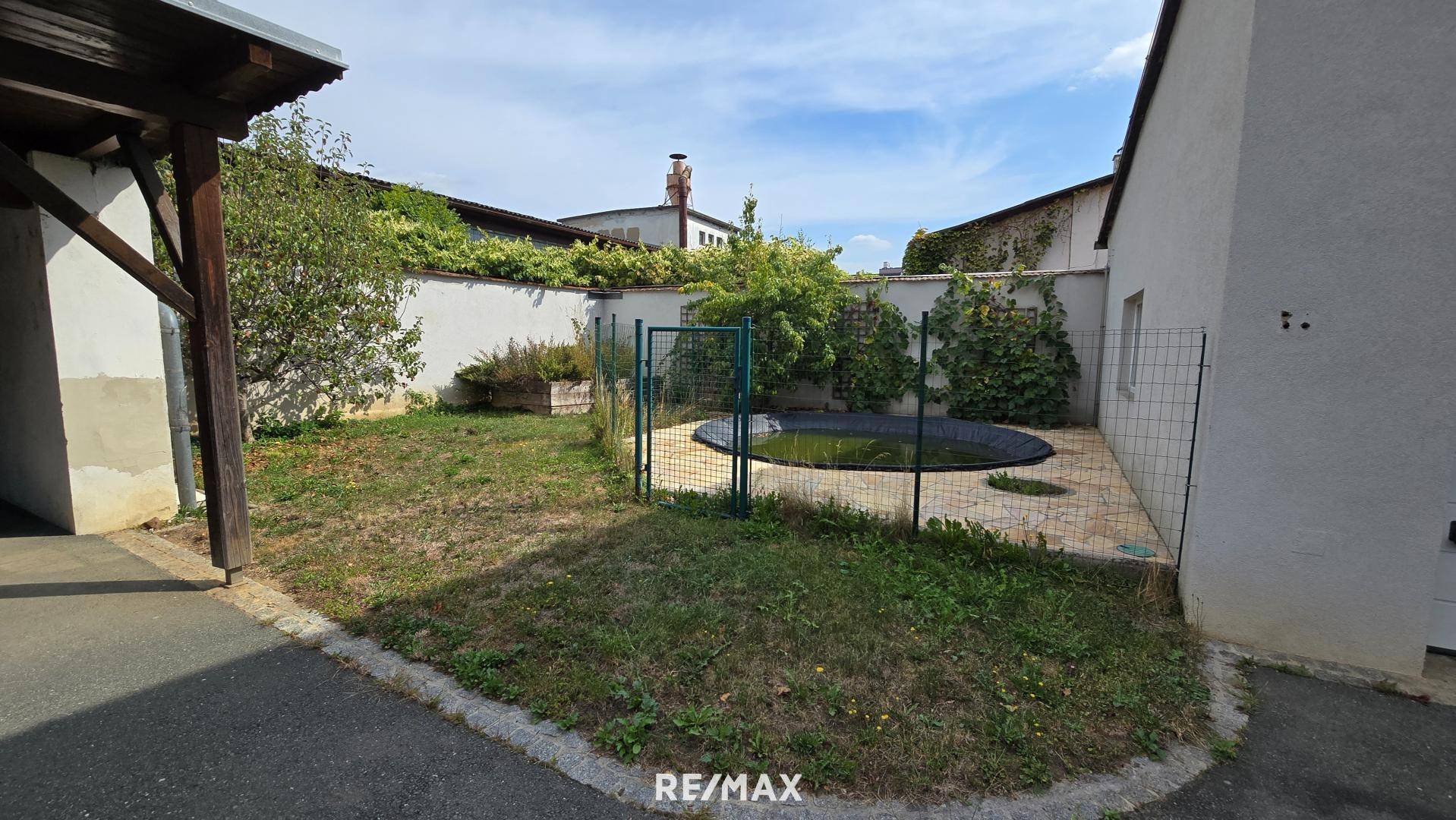 Kleiner Garten mit Pool