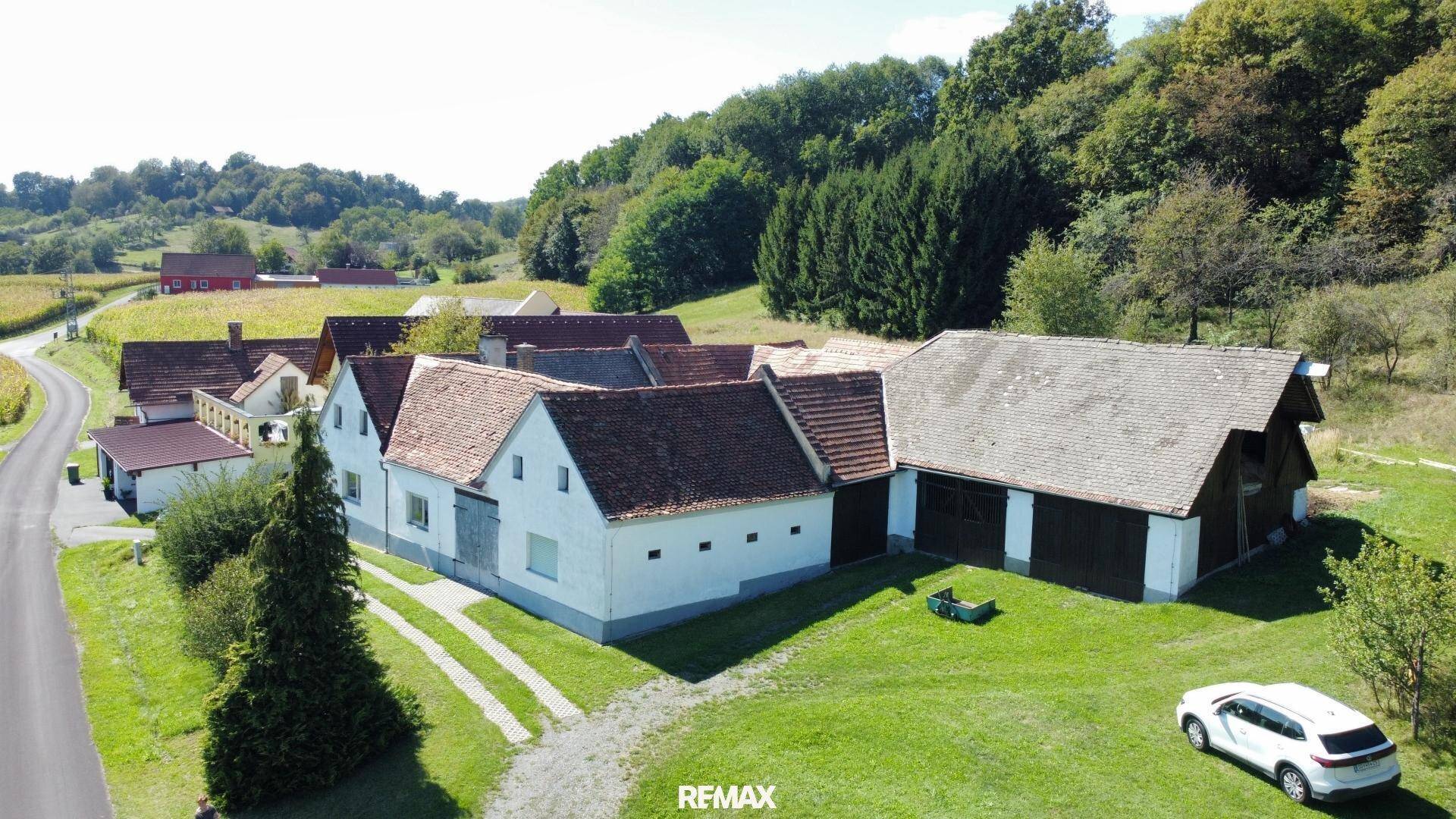 Panoramablick auf das Anwesen mit seinen Gebäuden und der umliegenden ländlichen Idylle.