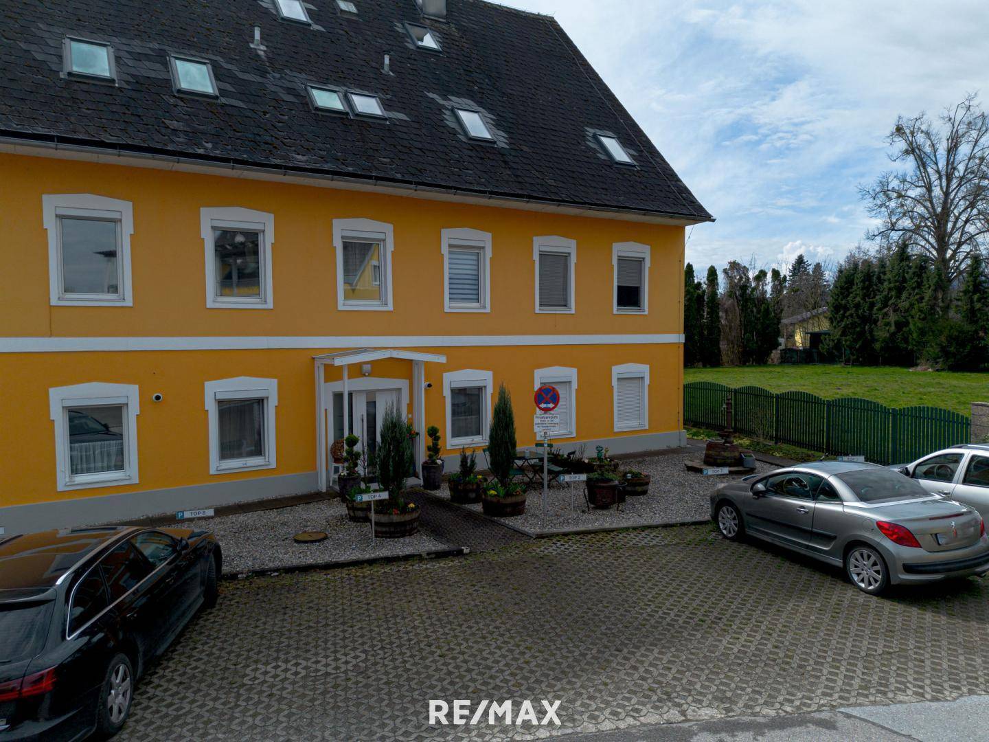 Hausansicht/Parkplätze