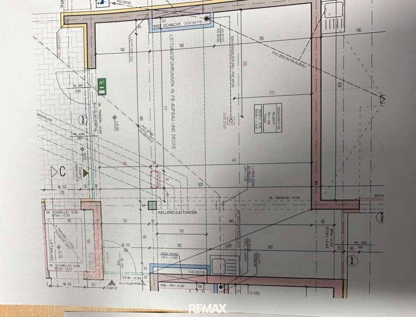Detaillierter Grundrissplan mit verschiedenen Räumen, Maßen und technischen Installationen.