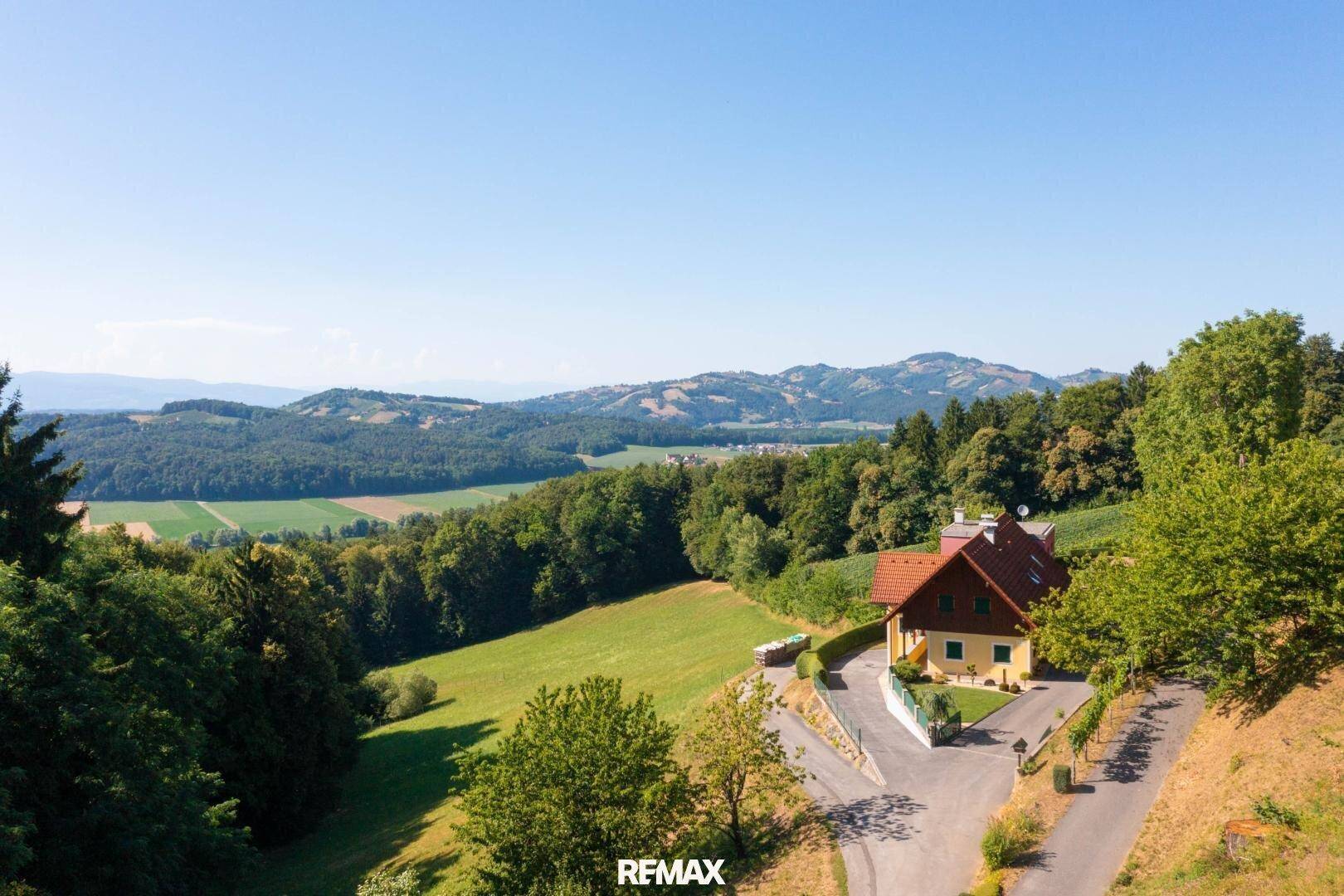Idyllisches Anwesen in Hanglage mit weitem Blick über die grüne Hügellandschaft.