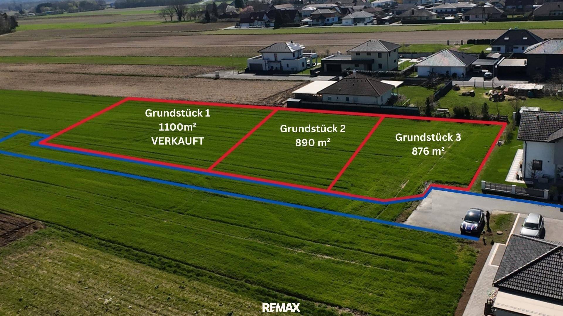 Grüne Luftaufnahme von drei Baugrundstücken, eines davon bereits verkauft, mit Größenangaben.