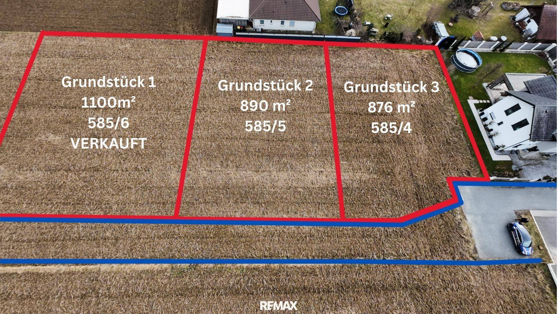 Luftaufnahme von drei Baugrundstücken mit Flächenangaben, umgeben von trockener Vegetation.