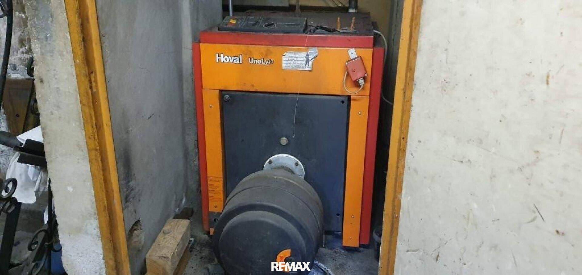 Heizungsanlage Hoval Unolyt in einem einfachen Technikraum mit unverputzten Wänden.