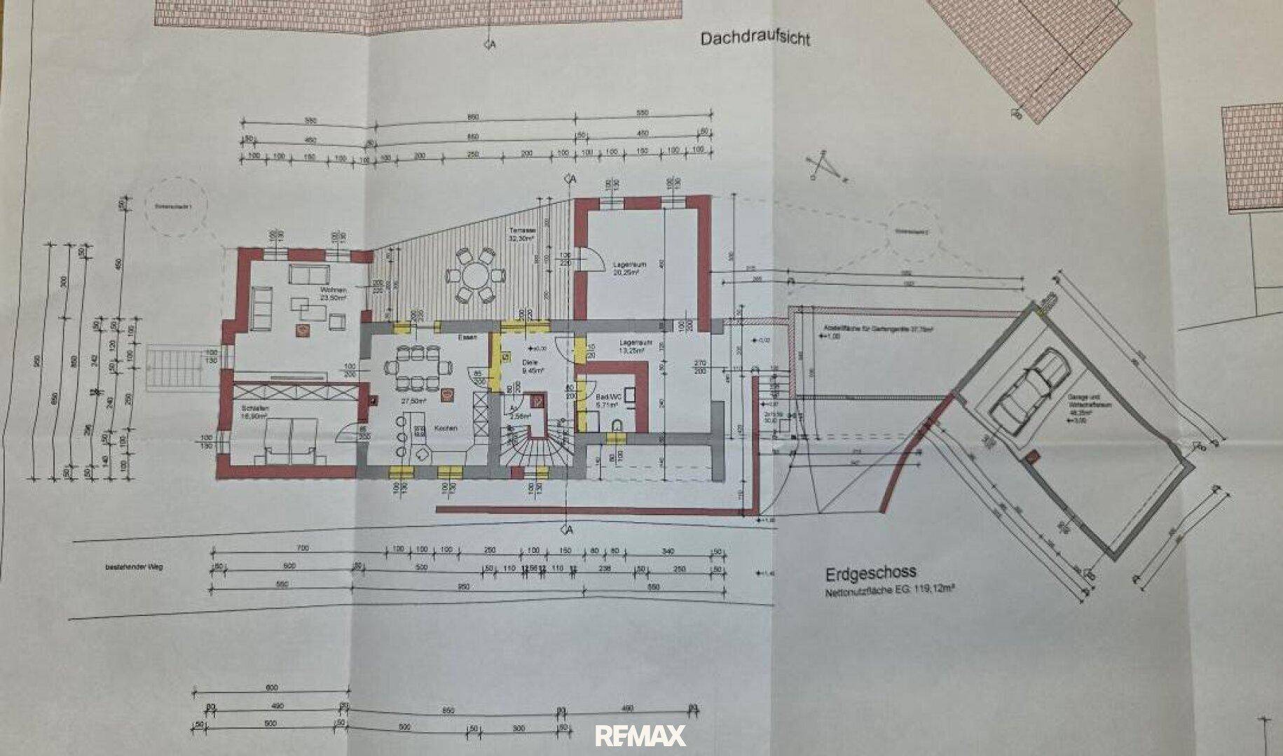 Grundriss des Erdgeschosses mit Wohnbereich, Küche und weiteren Räumen.