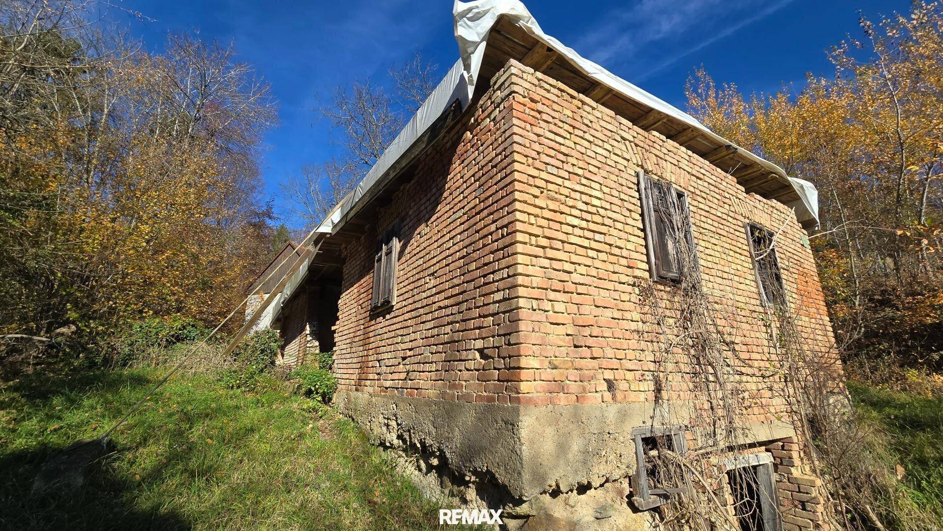 Perspektivische Ansicht eines alten Ziegelgebäudes mit baufälligem Zustand und Holzbalken.