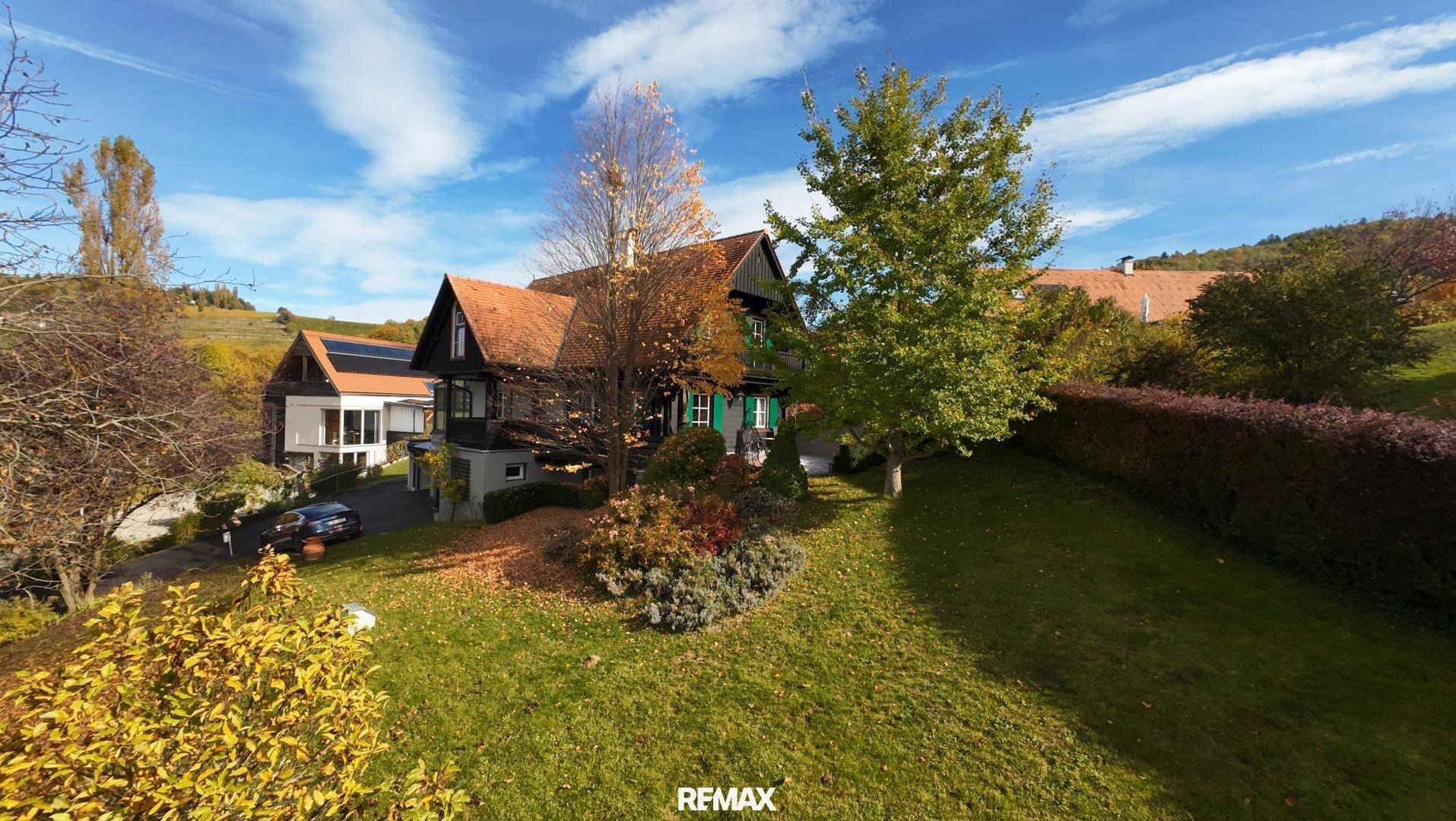Sie suchen ein stilvolles Zuhause an der Weinstraße mit Fernblick, Wellnessbereich und eigenem Weinkeller? Dann sollten Sie sich diese besondere Immobilie unbedingt ansehen! - Mehr
