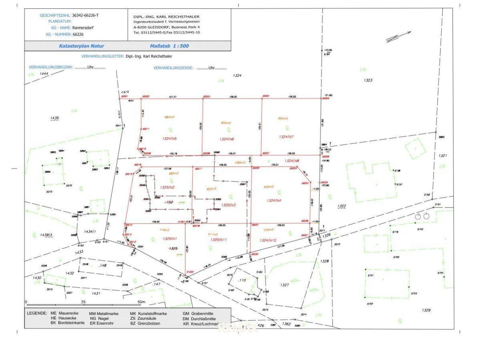Katasterplan mit Grundstücksgrenzen, Parzellennummern und topografischen Details der Umgebung.