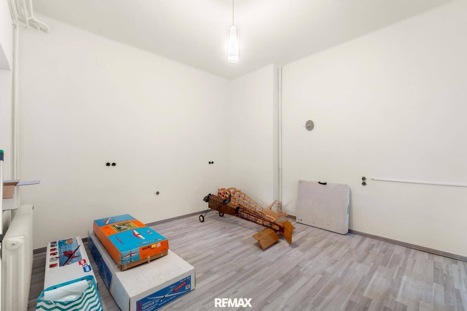 Geräumiges Zimmer mit Holzboden und Platz für Hobbys oder Lagerung.