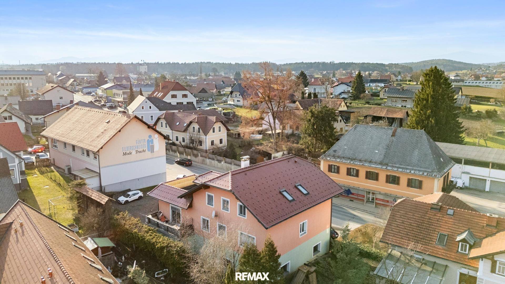 Weitläufige Luftaufnahme des Hauses in einer Wohnsiedlung mit Blick auf die Umgebung.