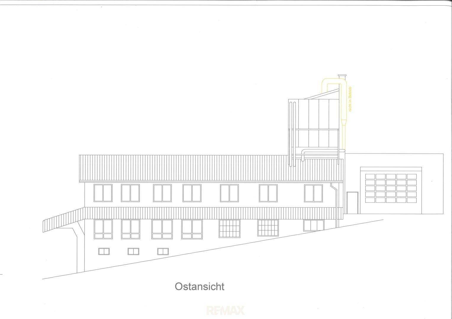 Ostansicht des Gebäudes mit Fenstern und Dachstruktur.