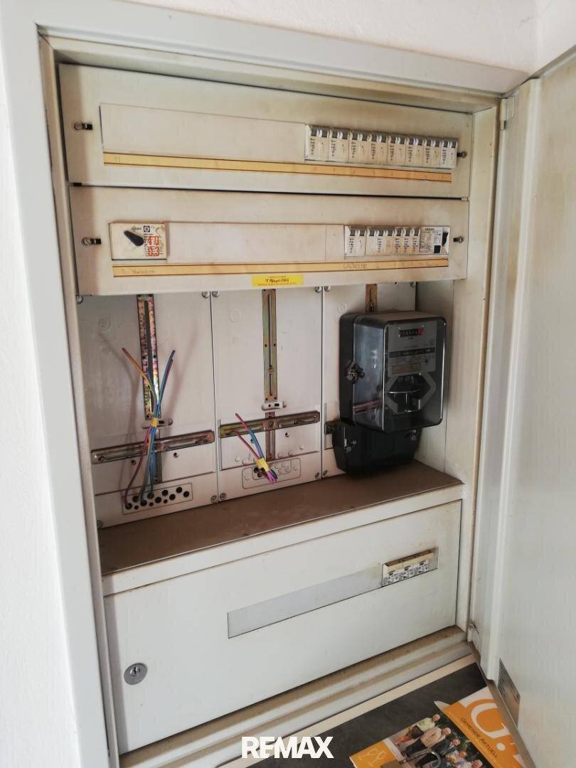 Elektrischer Sicherungskasten mit Zähler, zeigt die elektrische Installation des Hauses.