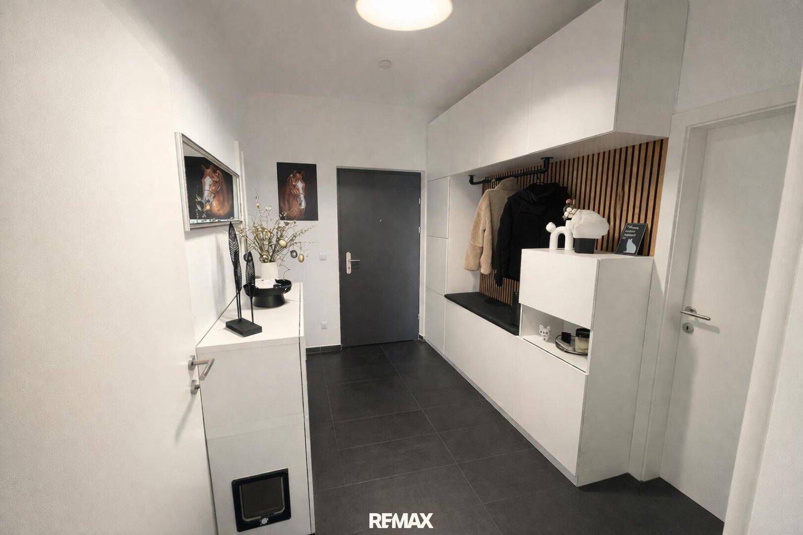 Eingangsbereich mit integrierter Garderobe und Spiegel, bietet praktischen Stauraum.