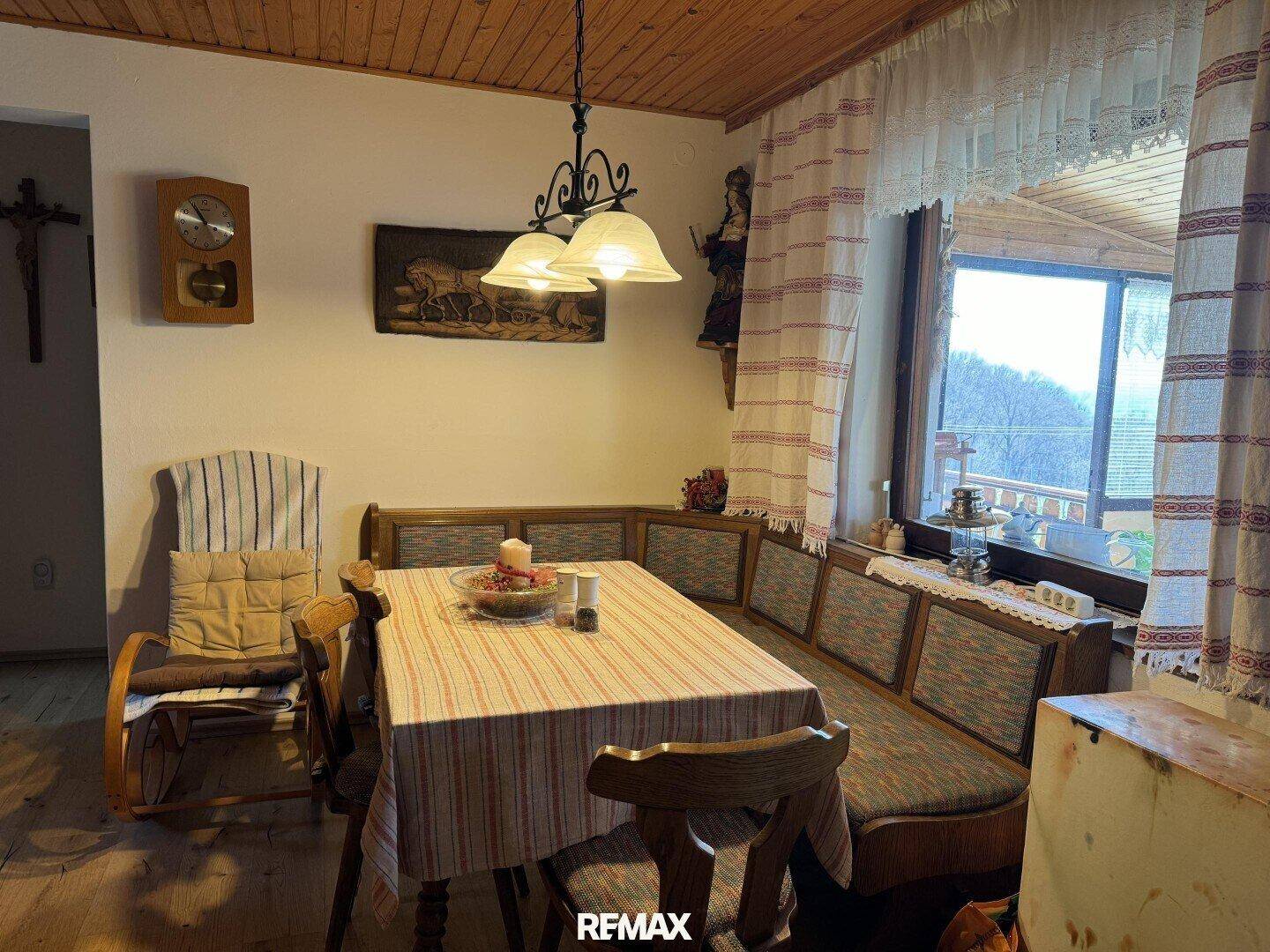 Gemütlicher Essbereich mit Holztisch, Eckbank und traditioneller Einrichtung unter Holzdecke.