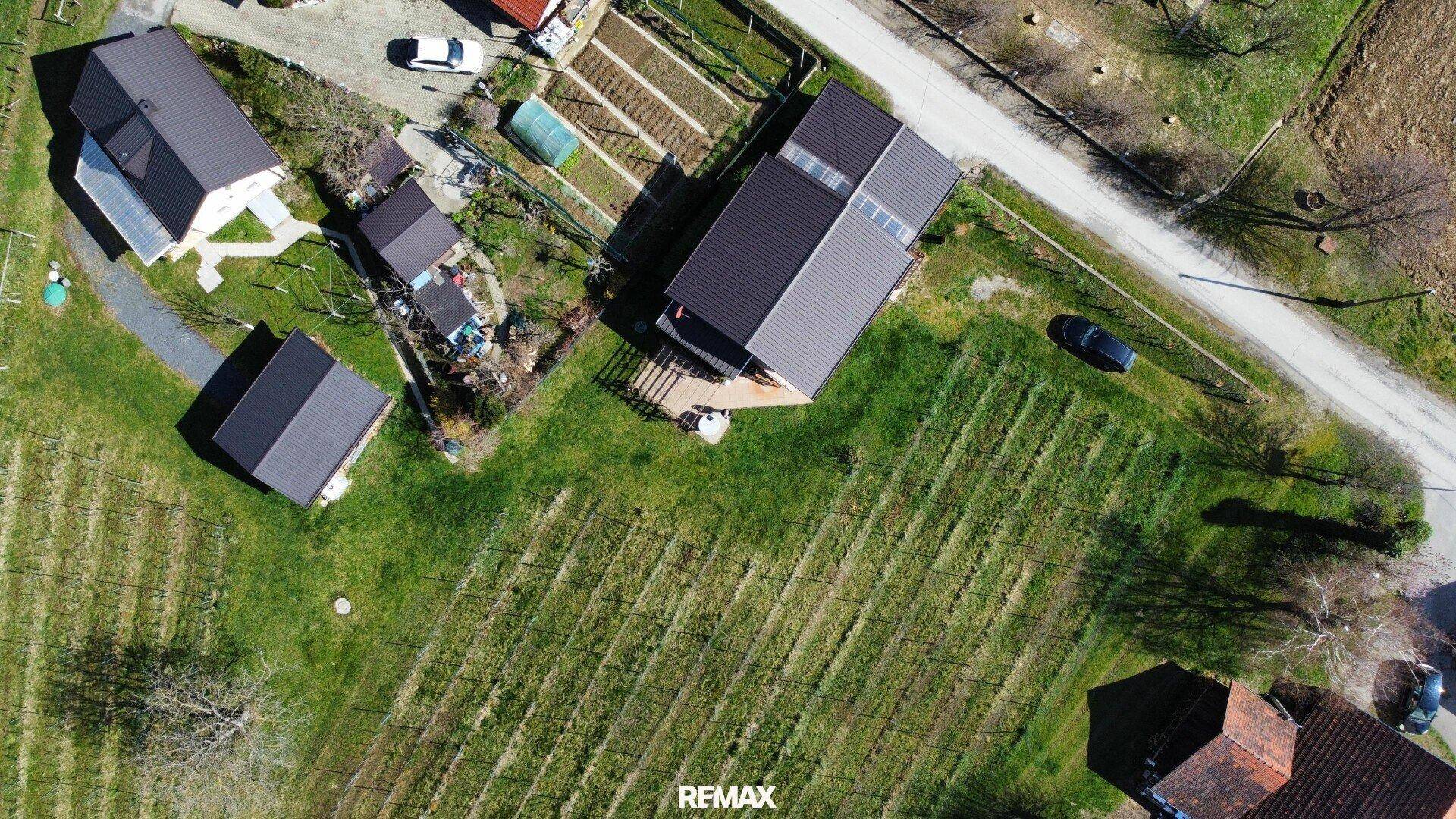 Weitläufige Luftaufnahme einer ländlichen Gegend mit Feldern, Häusern und Wegen.