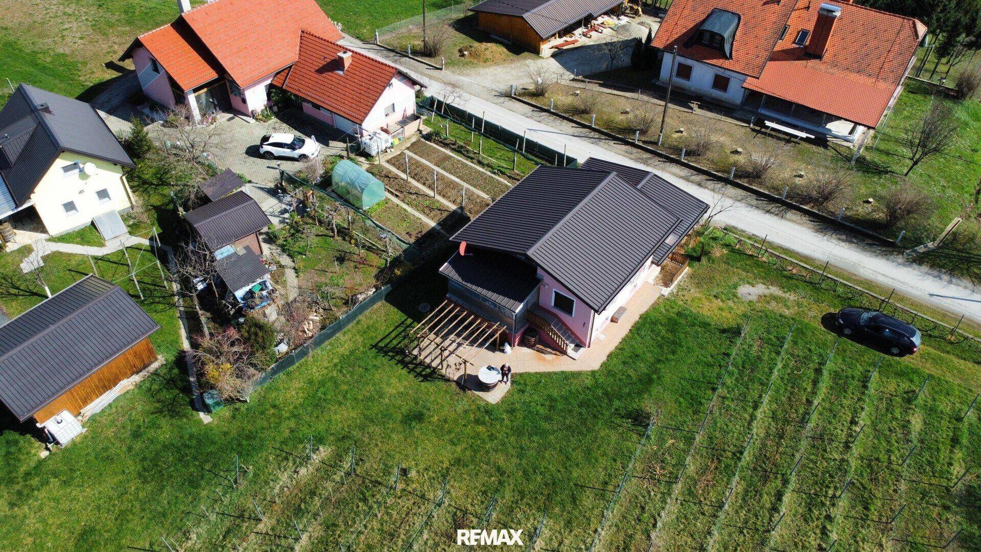 Vogelperspektive eines Wohnhauses mit Garten und angrenzenden Feldern in ländlicher Umgebung.