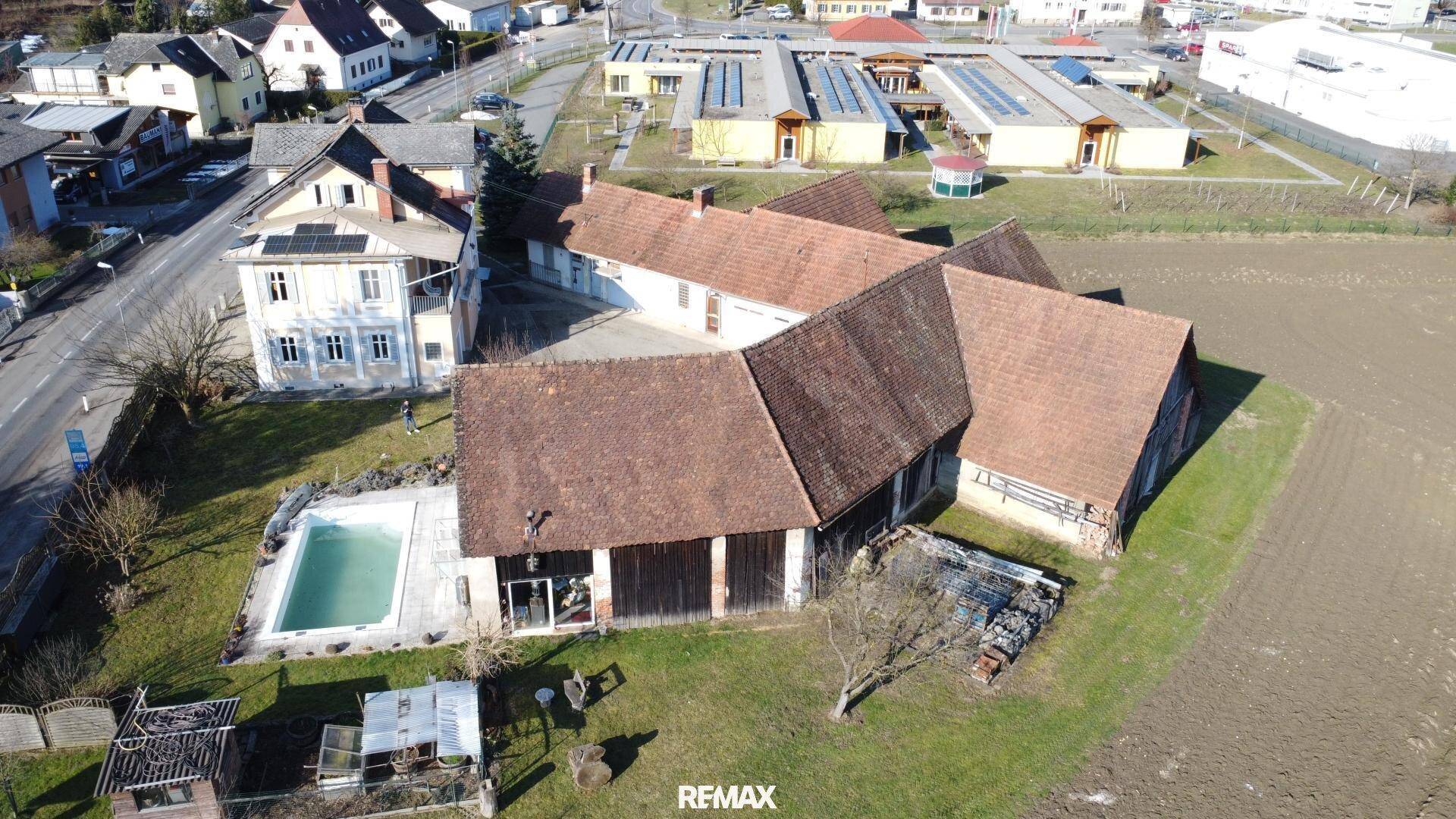 Luftaufnahme des Anwesens mit Haupthaus, Swimmingpool und weitläufigen landwirtschaftlichen Flächen.