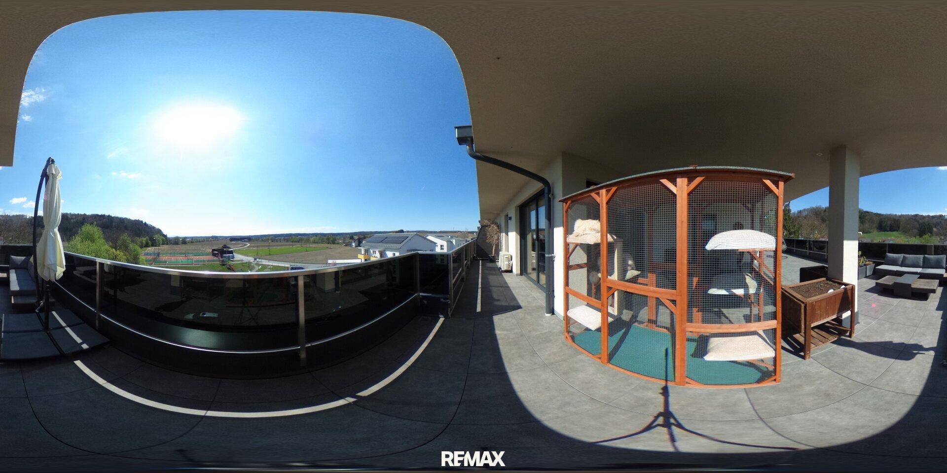 Sonnige Terrasse mit weitem Blick ins Grüne, gemütlicher Sitzecke und einem Katzengehege.