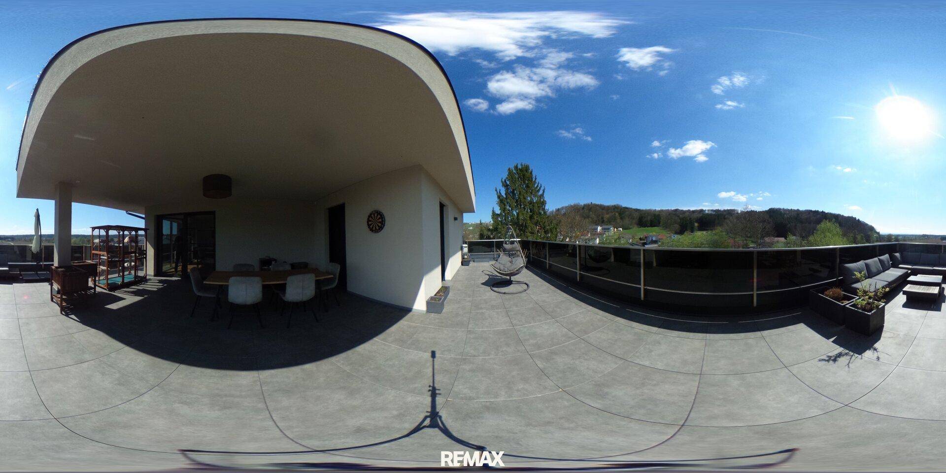 Große Dachterrasse mit Essbereich, Lounge-Möbeln und weitem Panoramablick über die Landschaft.