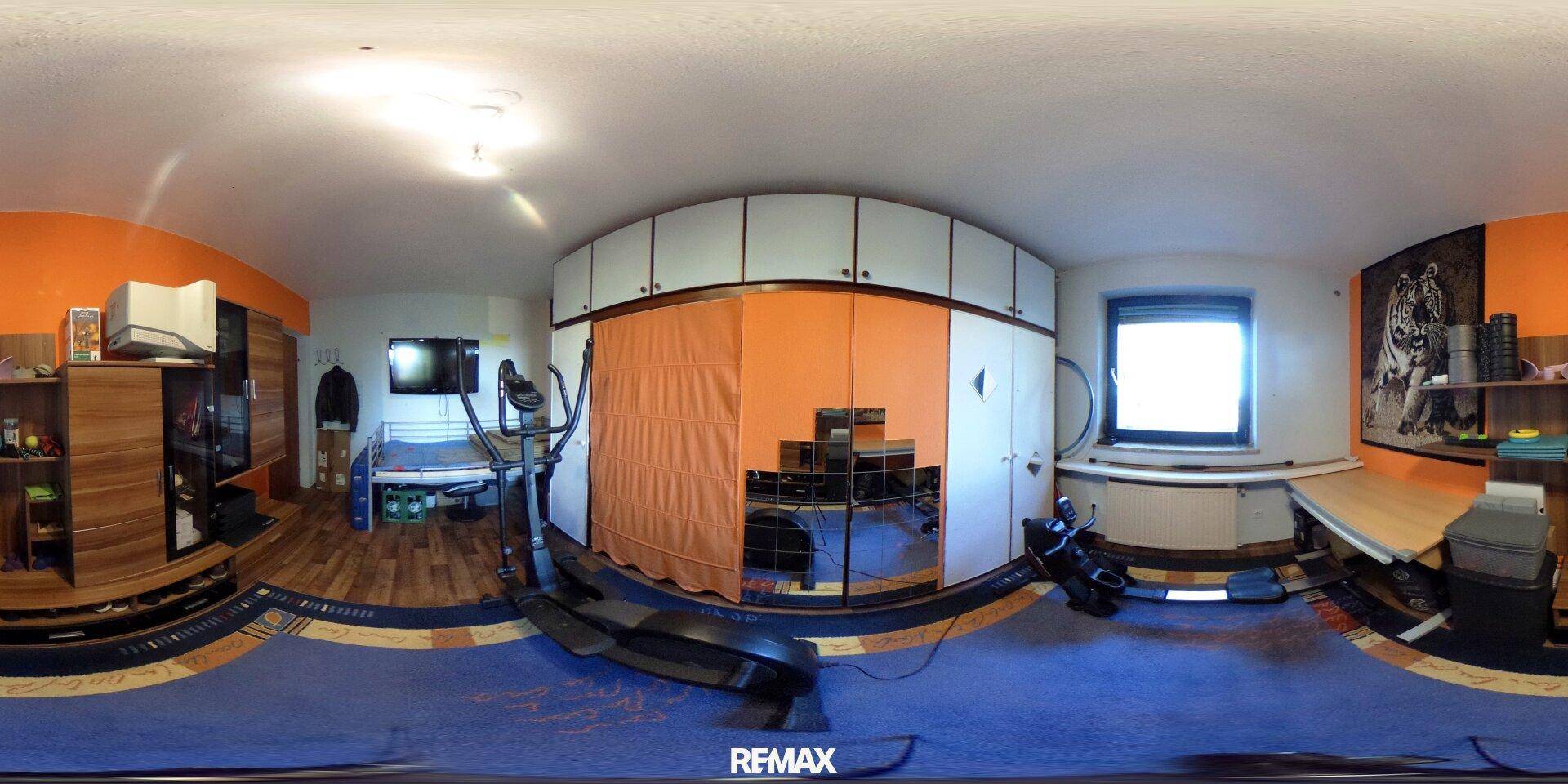 Raum mit Fitnessgeräten, Stauraum und orangefarbenen Akzenten.