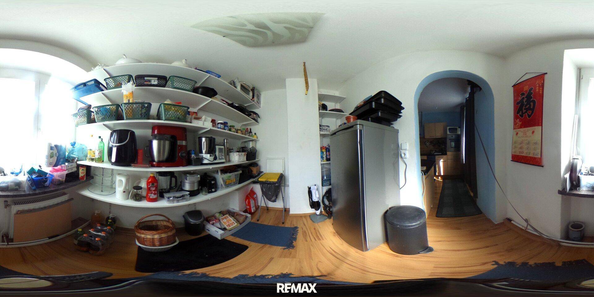 Praktischer Abstellraum mit Regalen, zusätzlichen Geräten und Holzboden für viel Stauraum.