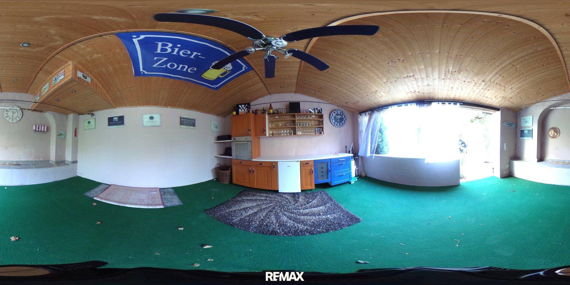 Vielseitiger Raum mit Bar, Holzdecke und Teppichboden, ideal für gesellige Anlässe.