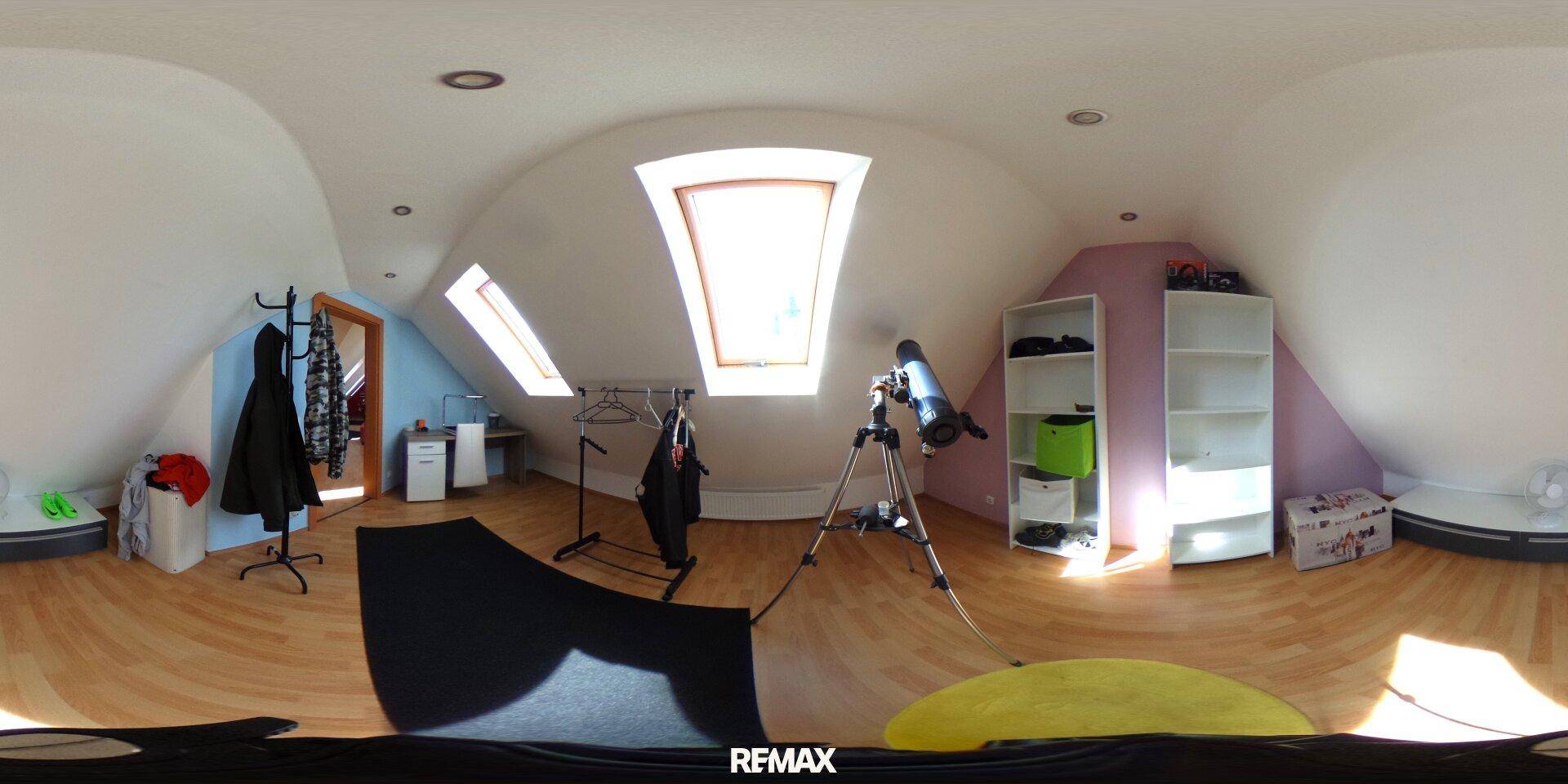 Vielseitiges Dachgeschoss mit Holzboden, Dachfenstern und Stauraum, nutzbar als Studio.