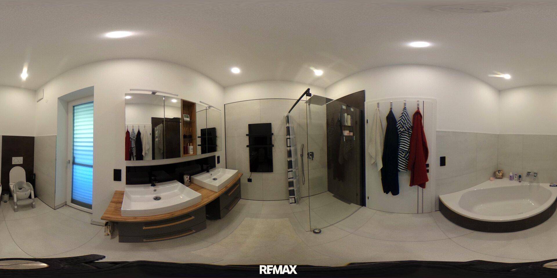 Modernes Badezimmer mit Doppelwaschbecken, großer Dusche und Eckbadewanne, hell gefliest.