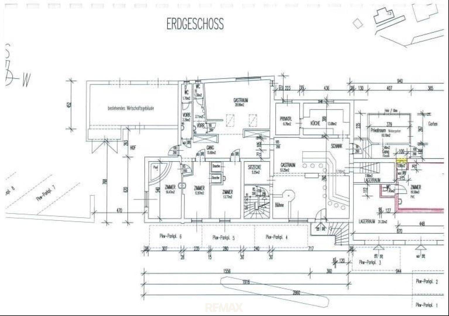 Grundriss des Erdgeschosses mit Gastraum, mehreren Zimmern, Küche und Außenparkplätzen.